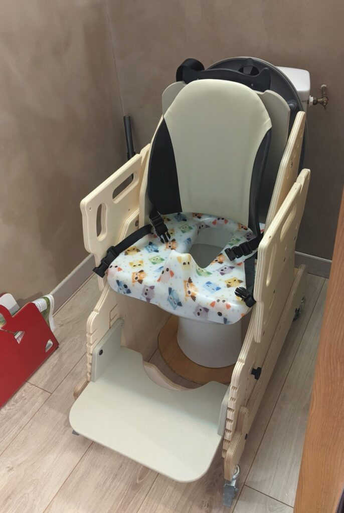 Sièges, fauteuils et tables pour l'enfant handicapé depuis 2001 - Gabamousse  - Mobilier adapté pour enfants handicapés