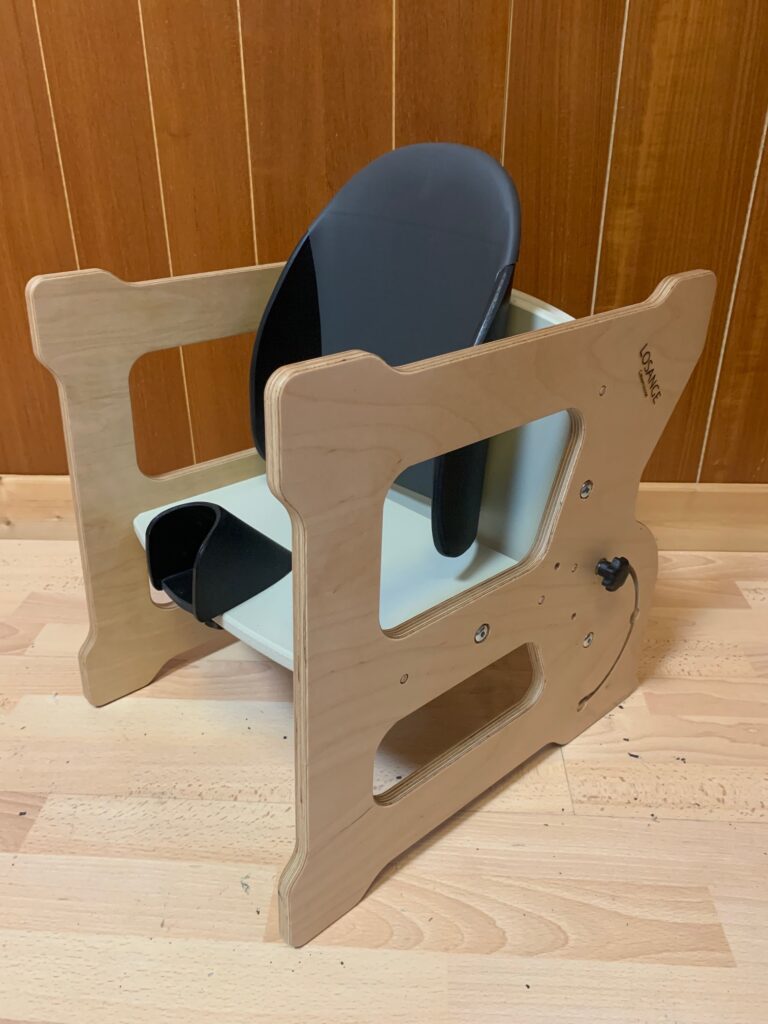 Un petit siège très polyvalent, pour les activités assis pieds au sol.
Maintien postural modéré.